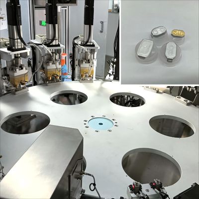Machine d'assemblage automatique pour bouchons de film d'infusion avec mécanisme de poinçonnage automatique de moule à haut rendement