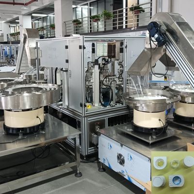Un bon prix. Deux à dix cavités capuchon de lait capuchon hélicoïdal machine d'assemblage 1 personne opération en ligne