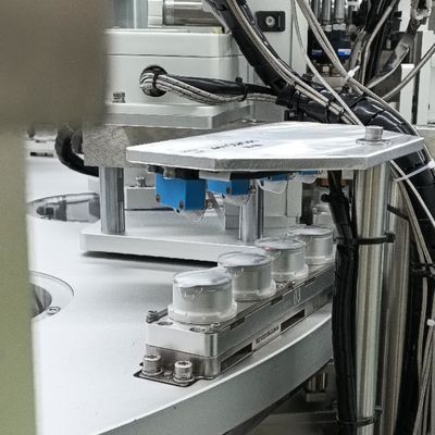 Un bon prix. Machine de laminage de bouchons pour perfusion, capable de produire une surface de soudure plate pour les bouchons de perfusion de type Euro en ligne