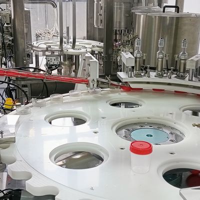 Produits hautement qualifiés avec détection après chaque processus d'assemblage dans la machine de vissage et d'emballage des gobelets de collecte d'urine