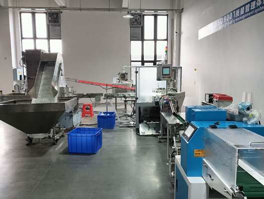 Un bon prix. Visseuse et machine d'emballage connectées pour une ligne de production complète en ligne