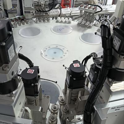 Un bon prix. Machine d'assemblage automatique de capuchons de lait non standard avec une grande flexibilité pour maximiser la satisfaction du client. en ligne