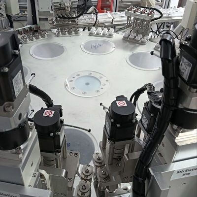Machine d'assemblage automatique de capuchons de lait non standard avec une grande flexibilité pour maximiser la satisfaction du client.