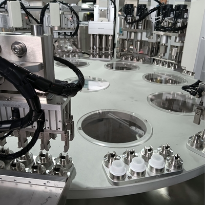 Machine d'assemblage de bouchons de lait de type carrousel personnalisé avec alimentation au moyen d'une chargeuse, permettant de réduire le temps de déversement manuel et d'améliorer le taux de fonctionnement de la machine.