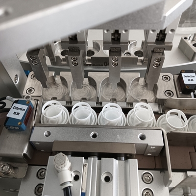 Machine d'assemblage de remplissage et de scellage automatique de bouchons dessiccateurs en gel de silice avec bac d'alimentation en dessiccatif qui protège le dessiccatif de l'humidité et de la pollution