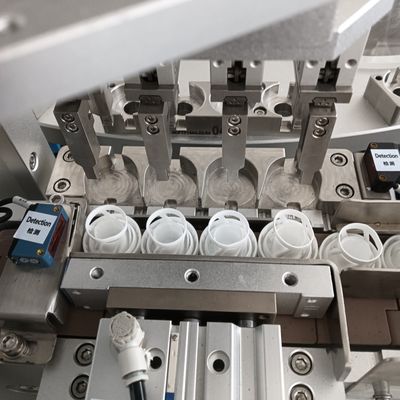 Un bon prix. Machine d'assemblage de remplissage et de scellage automatique de bouchons dessiccateurs en gel de silice avec bac d'alimentation en dessiccatif qui protège le dessiccatif de l'humidité et de la pollution en ligne