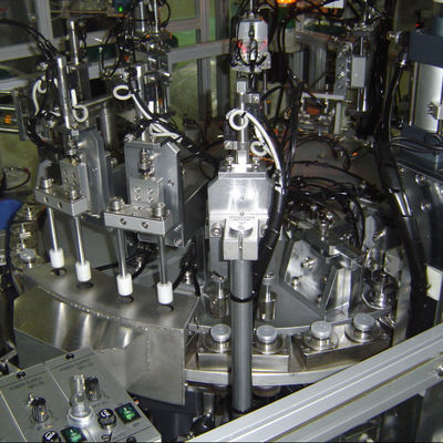 Un bon prix. Machine d'assemblage de pointes et de ports d'injection pour poches IV 5000-15000 pièces/jour en ligne