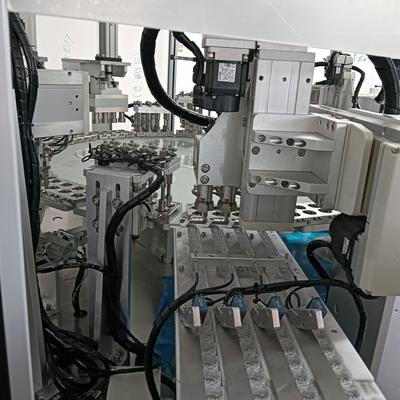 Un bon prix. Machine d'assemblage de capuchons hélicoïdaux pour le lait et les capuchons à vis, servo en ligne