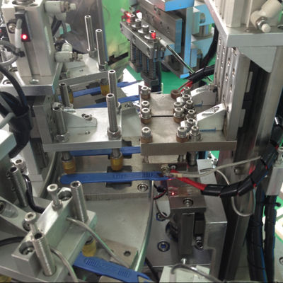 Un bon prix. Machine d'assemblage de couteaux chirurgicaux contrôlée par automate programmable (PLC) avec un taux de fonctionnement de 98 % en ligne