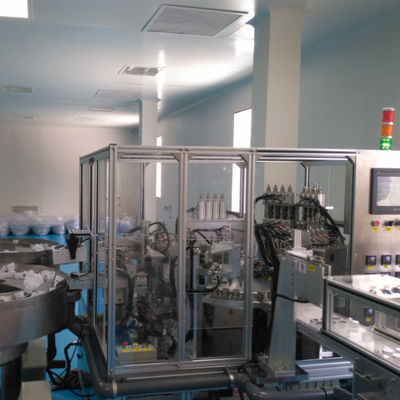 Un bon prix. Machine d'assemblage de bouchons Euro pour poches IV 3600 pièces/heure en ligne