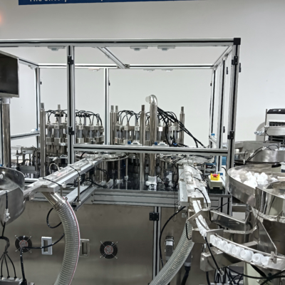 Machine d'assemblage automatisée de bouchons à anneau unique, personnalisable pour s'adapter aux produits du client, avec des configurations adaptables aux exigences spécifiques.