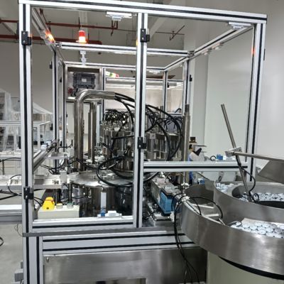 Un bon prix. Machine d'assemblage automatique à bouchon à anneau à traction simple, disponible en plateau tournant et en configuration mécanique. en ligne
