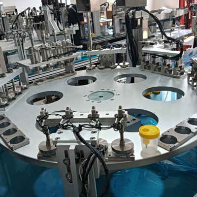 Machine automatique d'assemblage de tasses d'urine personnalisable, très flexible et adaptable