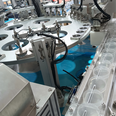 Machine d'assemblage automatisée de gobelets d'urine, compatible avec les élévateurs d'alimentation et connectable aux machines de moulage par injection, améliore l'efficacité de l'assemblage des produits et réduit les besoins en main-d'œuvre.