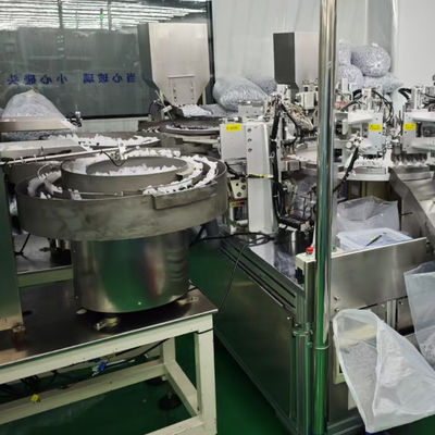 Un bon prix. Machine d'assemblage de capuchon de perfusion entièrement automatique avec 4000-12000 capuchons par heure Disque de vibration d'infiltration et surface de soudage plate en ligne