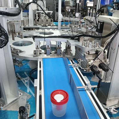 Machine d'assemblage automatique de tasses d'urine non standard avec un taux qualifié de 99% pour l'assemblage de produits médicaux à haut rendement