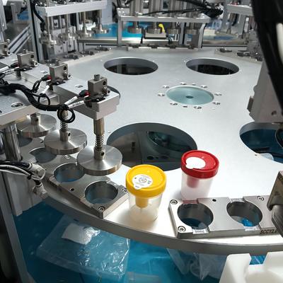 Machine d'assemblage de gobelets à urine de type plateau tournant avec des performances stables et des coûts de maintenance réduits pour l'assemblage de produits médicaux