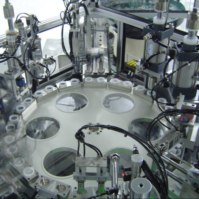 Un bon prix. Machine d'assemblage automatique de bouchons Euro avec système triphasé à cinq fils et dimensions L3500×l3400×H1800mm pour une production à haute capacité en ligne