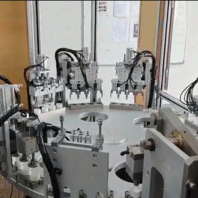 Un bon prix. Machine d'assemblage entièrement automatisée de bouchon de sécheur avec contrôle de qualification à 100% Garantie d'un an et système d'alarme d'erreur en ligne