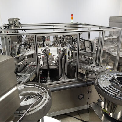 Un bon prix. Machine d'assemblage de bouchons Euro avec 4000-12000 bouchons par heure, taux de qualification de 99 % et système de contrôle PLC pour l'assemblage automatique des bouchons de perfusion en ligne