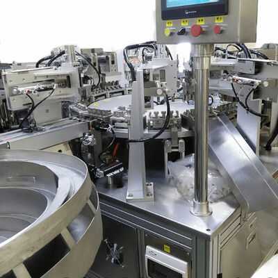 Un bon prix. Machine automatique d'assemblage de Euro Cap avec fonctionnement à écran tactile pour 4000-12000 capsules par heure et taux qualifié de 99% en ligne