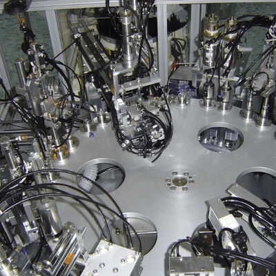 Un bon prix. Machine d'assemblage automatique de ports de piqûre et de ports d'injection à IV avec système de contrôle PLC et construction en acier inoxydable pour 8000-15000 pièces/heure en ligne