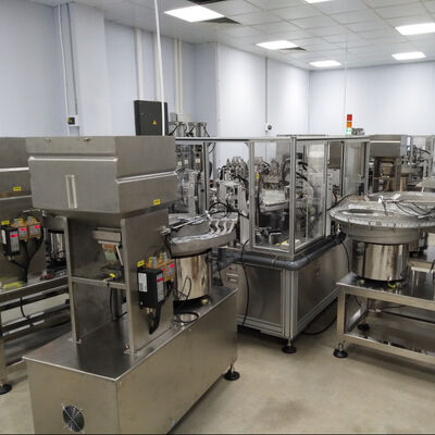 Un bon prix. Machine d'assemblage Euro Cap avec une capacité de 14000 à 15000 pièces/h, contrôle PLC et construction en acier inoxydable pour les bouchons d'infusion IV en ligne