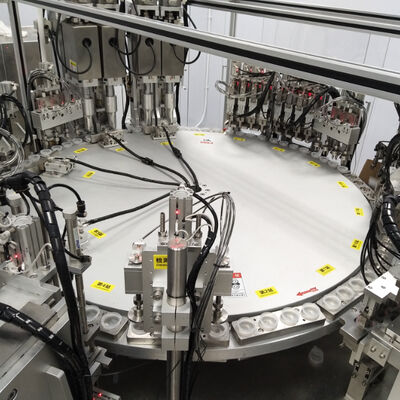 Un bon prix. Machine d'assemblage automatique de bouchons Euro avec écran tactile de contrôle PLC, construction en acier inoxydable pour la production de bouchons de perfusion à 1500-8500 pièces/heure en ligne