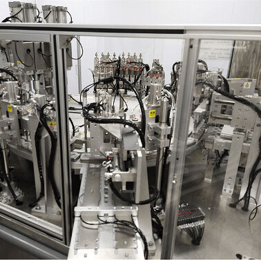 Un bon prix. Machine d'assemblage de bouchons Euro avec un taux de qualification de 99 %, une capacité de 4500-12000 par heure et un entraînement par servomoteur pour l'assemblage automatique des bouchons en ligne