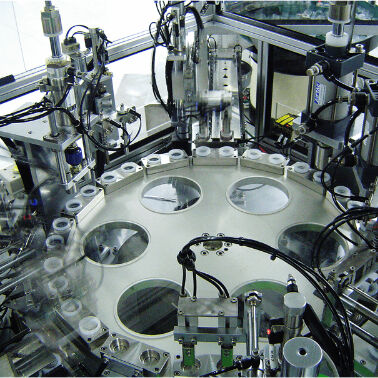 Un bon prix. Machine automatique d'assemblage de capuchon Euro avec servo-moteur à commande PLC pour assemblage de capuchon à perfusion à grande vitesse 4500-22000 par heure en ligne